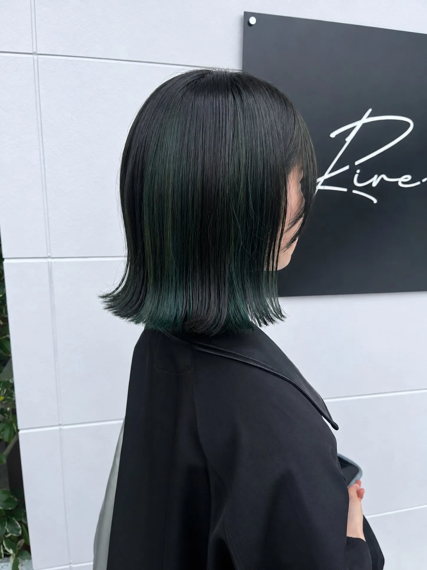 暗髪に青緑のインナーカラー