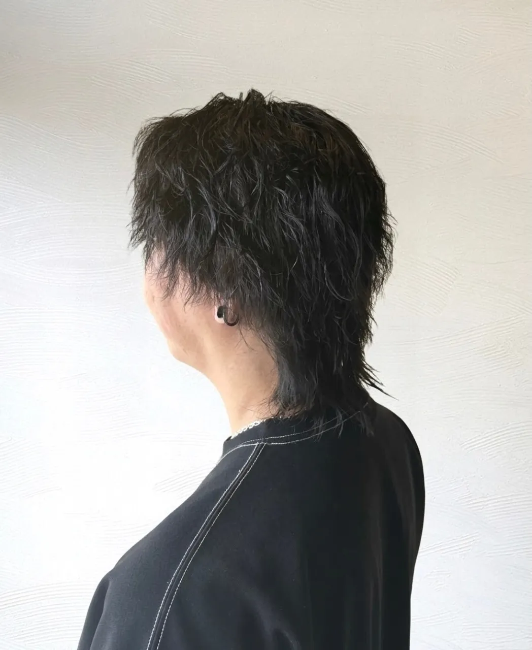 顔周りに入れたレイヤーと襟足の軽やかな動きがポイント。